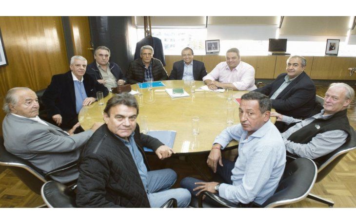 ámbito.com | Acuerdo. Triaca y Quintana consiguieron el aval de la mesa chica de la CGT (con ausencia de aliados de Hugo Moyano) para avanzar sobre un blanqueo laboral con la reducción de las cargas patronales, entre otros puntos.