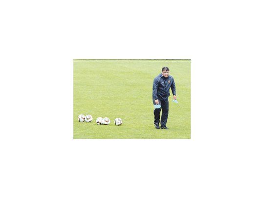 Claudio Borghi, durante el entrenamiento de ayer en Casa Amarilla. El técnico nunca tuvo una semana completa de felicidad.