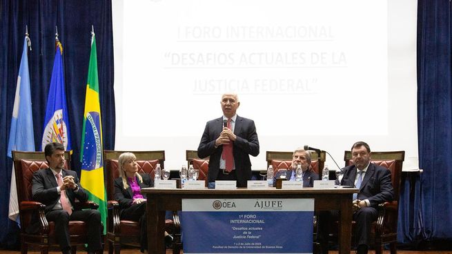 La conferencia inaugural estuvo a cargo del ministro de la Corte Suprema de Justicia de la Nación y “Embajador de buena voluntad por la justicia ambiental en las Américas” de la OEA, Ricardo Lorenzetti, quien disertó sobre El rol del Poder Judicial en la crisis ambiental. 