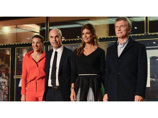 El Presidente Macri estuvo acompañado por la primera dama Juliana Awada y fue recibido por el Jefe de Gobierno porteño, Horacio Rodríguez Larreta, y su mujer, Bárbara Diez.