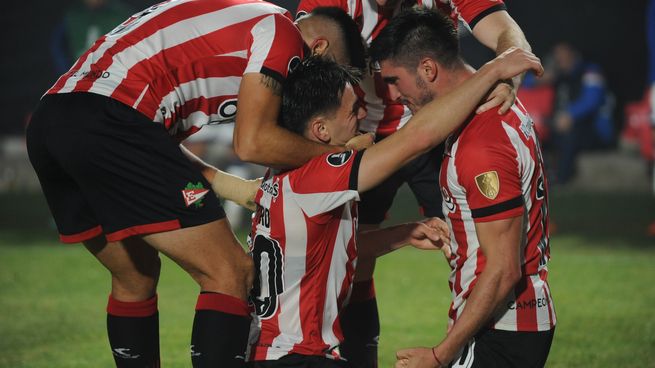 Estudiantes está a un punto de los octavos de la Libertadores.
