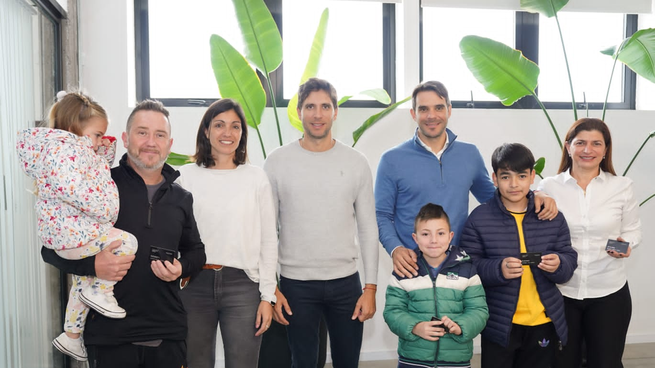 El intendente de San Nicolás, Nicolás Passaglia, lanzó el Seguro Médico Municipal acompañado por futuros beneficiarios.