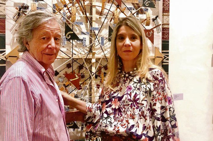 Muestra. María Paz, propietaria de la obra de Juan Vallejos, junto a Danielle Crippa, crítico italiano del Museo del Parco en Portofino.