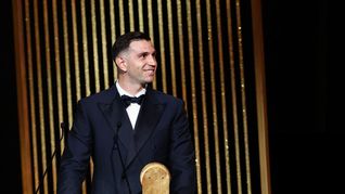 Emiliano Dibu Martínez, ganó el premio al mejor arquero del mundo.