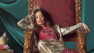 Anna Castillo protagoniza la serie Su Majestad, en Prime Video.