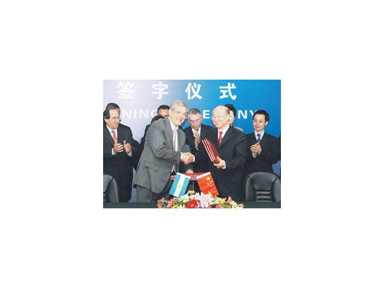 El ministro de Agricultura, Julián Domínguez, junto al titular del AQSIQ, Zhi Shuping, en China.