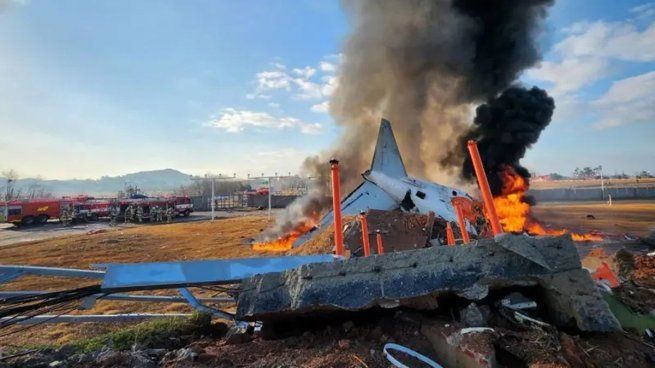 Encontraron las cajas negras del avión estrellado en Corea del Sur.