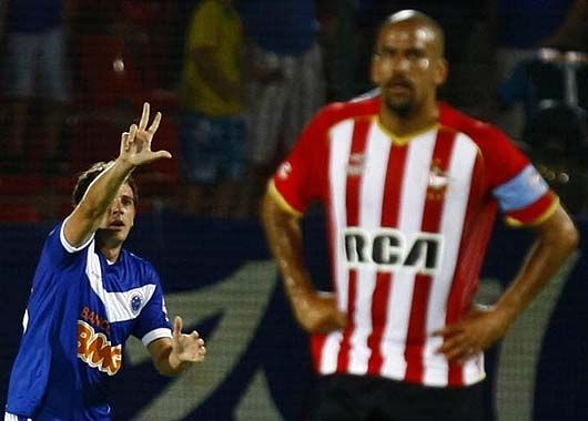 Cosa de brujas. Montillo marcó el tercero y Verón mira resignado. Iban 39 minutos y Estudiantes ya era goleado.