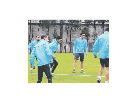 Ya es uno más. Tino Costa juega “al loco” con sus nuevos compañeros de San Lorenzo. Ayer firmó por la mañana y practicó por la tarde.