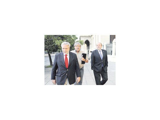 Mario Llambías, de Confederaciones Rurales; Eduardo Buzzi, de Federación Agraria, y Hugo Biolcati, de Sociedad Rural, a punto de ingresar al Ministerio de Agricultura para reunirse con el Gobierno.