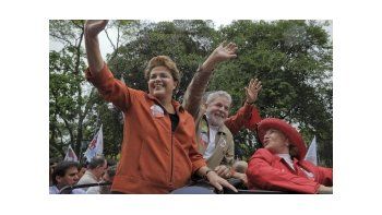 Según todas las encuestas, Rousseff superaría el 50% de los datos, pero también suena fuerte la posibilidad de una segunda vuelta.