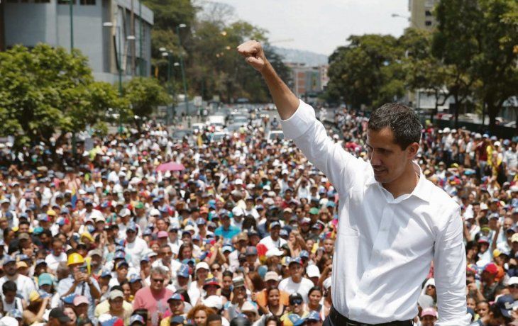 Agotada la insurrección militar, Guaidó llama a un paro general