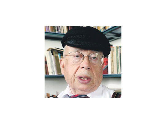 El poeta chileno Gonzalo Rojas, Premio Cervantes en 2003, deja una vasta y rica obra poética. Surrealista socialista, estuvo exiliado de Chile durante la dictadura de Augusto Pinochet.