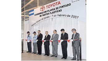 Altos ejecutivos de Toyota Argentina inauguran su nueva planta de pintura para partes plásticas en Zárate.
