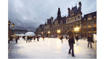 ámbito.com | Una pista de hielo en pleno centro es polo de atracción para parisinos y turistas durante los días más fríos.