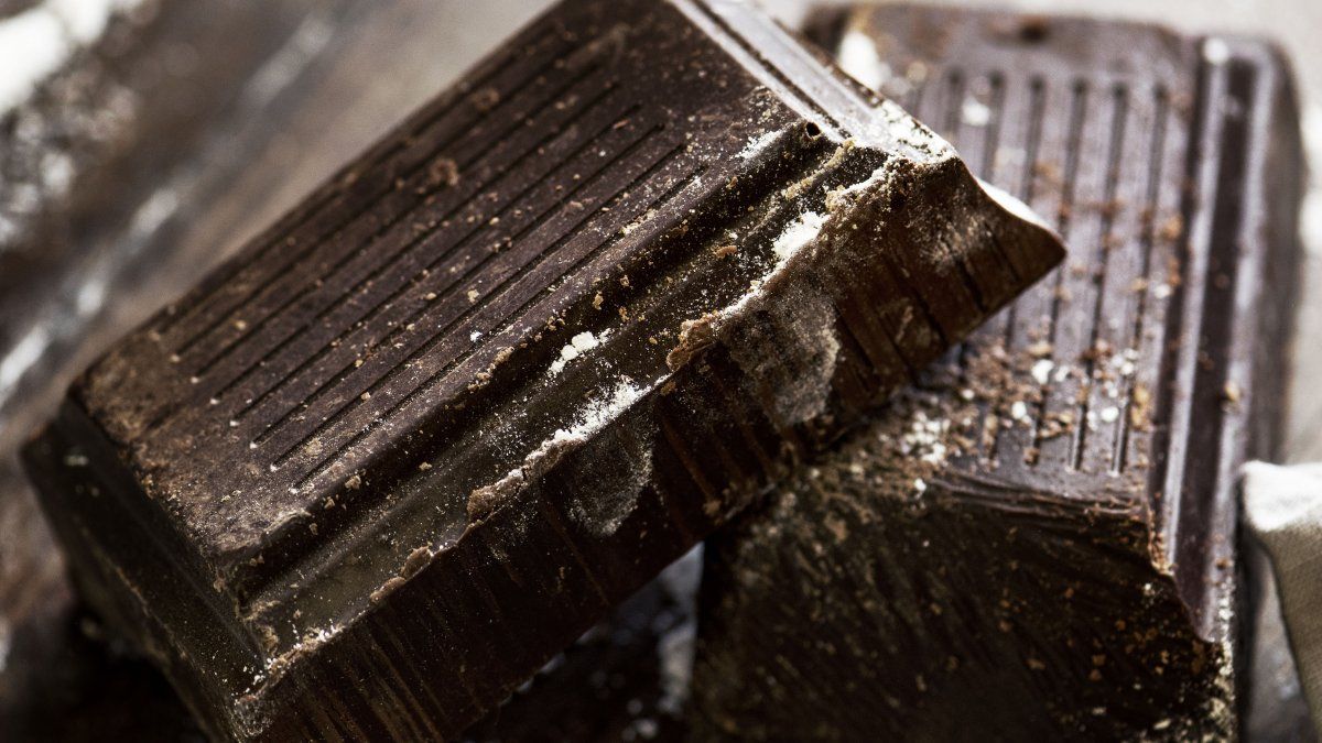 The four benefits of eating black chocolate at night