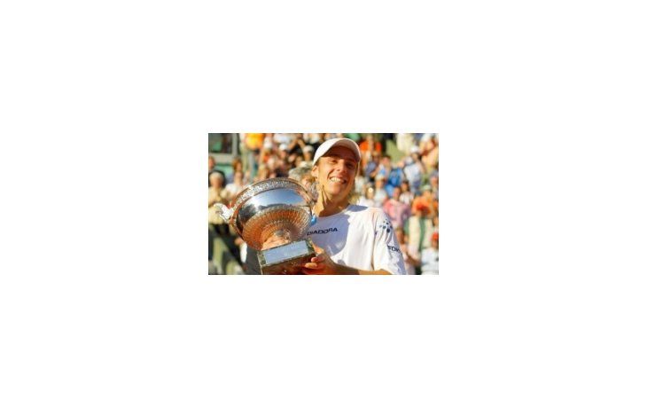 Gastón Gaudio levanta el trofeo de Roland Garros en 2004.