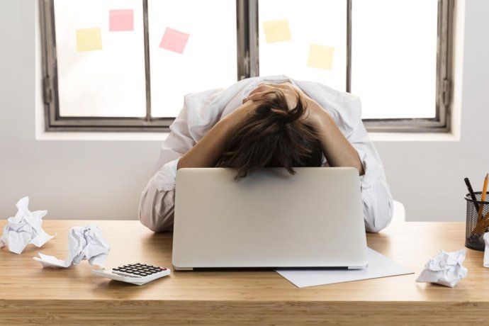 Pese al desempleo en áreas de oficina, los empleos esenciales ofrecen altos salarios y bonificaciones para atraer personal.