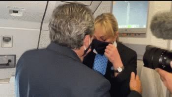 El momento en que una tripulante se emociona por haber logrado traer las vacunas para comenzar la campaña de inoculación.&nbsp;