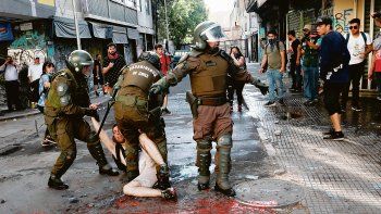 Los Carabineros han reprimido varias manifestaciones, incluso pac&iacute;ficas. Se cuestiona el respeto al protocolo durante las detenciones.