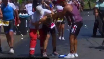 Impactante colapso de la líder del Ironman a 1 kilómetro de la meta