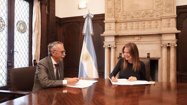 Los ministros Mario Lugones y Sandra Pettovello.