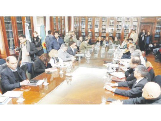 Pulseada. Los ministros Lacunza (Economía) y Villegas (Trabajo) fueron los anfitriones de la reunión paritaria con los gremios estatales.