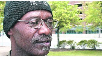 Edward carter. En el 2010 se descubrió que existían otras huellas que no correspondían a él. Pasó 35 años en prisión por un error.
