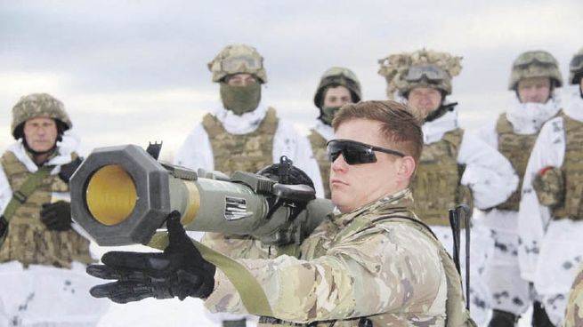 PREPARATIVOS. Un instructor de EE.UU. enseña a usar armamento en un campamento en Estonia.