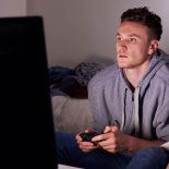 Excederse en la cantidad de horas jugando videojuegos es perjudicial para el bienestar. Excederse en la cantidad de horas jugando videojuegos es perjudicial para el bienestar.