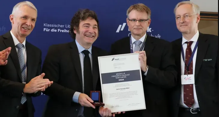 javier Milei recibió una medalla de parte del Instituto de Estudios Económicos de Kiel (IfW), Stefan Kooths.