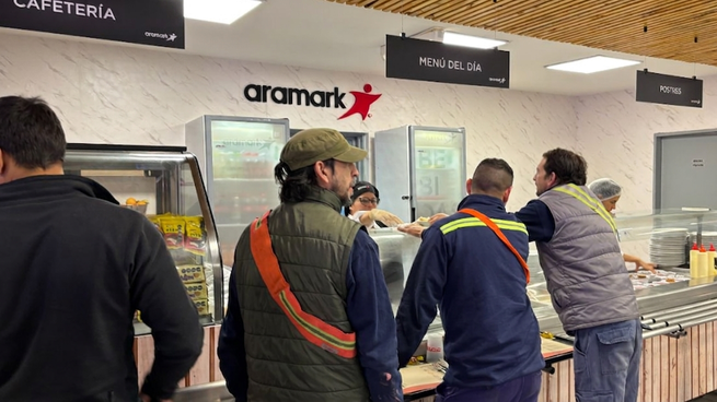 Aramark brinda servicios tercerizados de alimentación, limpieza y mantenimiento en hospitales, industrias, minería y grandes instalaciones.