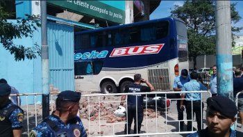 insolito accidente del micro de union dejo un policia herido