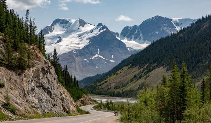 El Parque Nacional de Jasper es conocido por sus montañas, glaciares, lagos y cascadas y atrae a 2,5 millones de visitantes cada año.