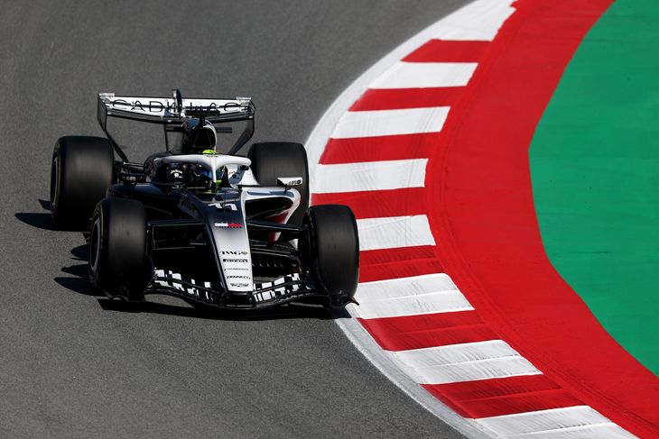Una vez más Checo Pérez exprimió todo lo que pudo a su Cadillac y logró terminar en la 14ª posición en el Gran Premio de Barcelona de Fórmula 1. Una vez más Checo Pérez exprimió todo lo que pudo a su Cadillac y logró terminar en la 14ª posición en el Gran Premio de Barcelona de Fórmula 1.