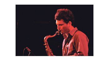 Andrés Hayes se hace muy original cuando su repentismo le permite libertades lindantes con el free y utiliza su saxo como si fuera un niño rebelde y descarnado.