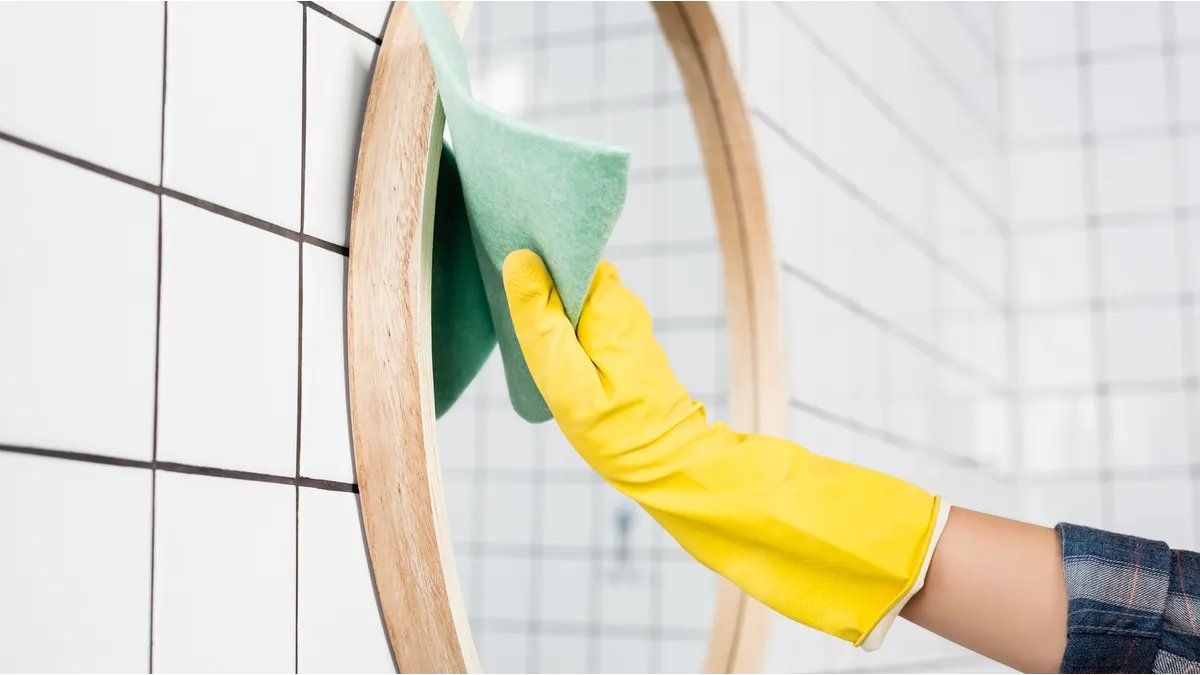 The infallible trick to clean your mirrors that was revealed by experts