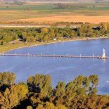 Un espejo de agua y horizonte abierto: la postal bonaerense que invita a frenar el ritmo y quedarse hasta el último rayo de sol. Un espejo de agua y horizonte abierto: la postal bonaerense que invita a frenar el ritmo y quedarse hasta el último rayo de sol.