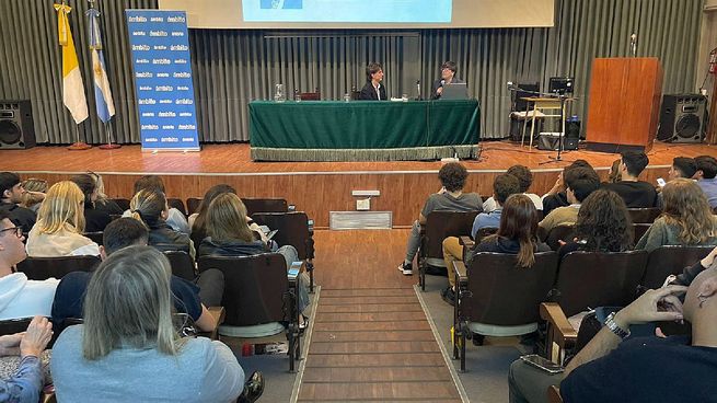 Foro. L Facultad de Ciencias de la Educación y Comunicación Social de la Universidad del Salvador recibió a tres figuras públicas del mundo de la comunicación: Tomás Balmaceda, Felicitas Paganti y Camila Castelli. El profesor Santiago Marino hizo el preámbulo.