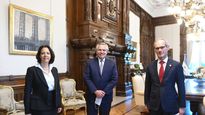 El presidente Alberto Fernández junto a embajadora de Francia en Argentina, Claudia Scherer-Effosse; y el presidente de Exploración y Producción del grupo económico, Nicolas Terraz.