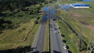 Una indundación de deshechos cloacales impide el tránsito en la ruta 11. Una indundación de deshechos cloacales impide el tránsito en la ruta 11.