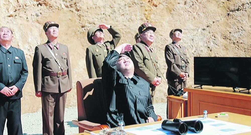 IMPREDECIBLE. El dictador norcoreano, Kim Jomg-Un, observa complacido el lanzamiento del primer misil intercontinental de su régimen.