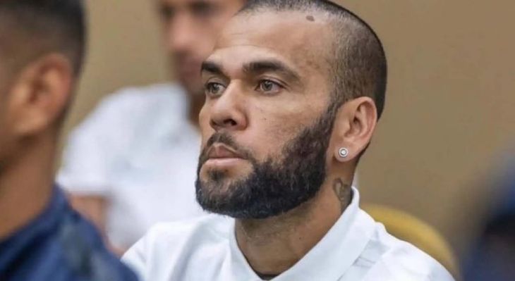 Dani Alves se defendió sentado en el banquillo de los acusados. Dani Alves se defendió sentado en el banquillo de los acusados. 