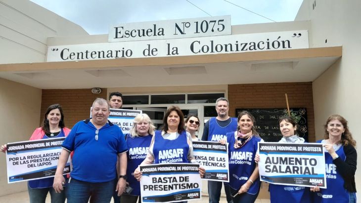 At the same time as the reopening of the joint labor unions, the Santa Fe Teachers' Association (AMSAFE) held a day of protest in the province. At the same time as the reopening of the joint labor unions, the Santa Fe Teachers' Association (AMSAFE) held a day of protest in the province.