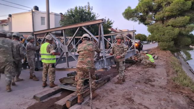 Los efectivos del Ejército argentino durante la colocación del puente.&nbsp;