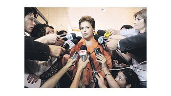 Dilma Rousseff, afianzada en las encuestas para el balotaje del domingo, conversa con periodistas en San Pablo. Las últimas cifras de intención de voto restauraron la calma en su comando de campaña.