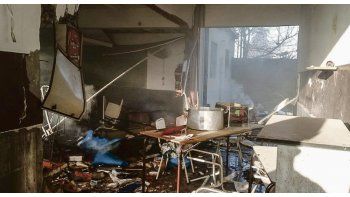 Impacto. Según las primeras pericias de los Bomberos,  la explosión se habría generado a partir de una “probable acumulación de gases” en un ambiente cerrado, en la Sala de Profesores. Desde la puerta de la escuela, el titular de Suteba, Roberto Baradel, endilgó la responsabilidad a María Eugenia Vidal.