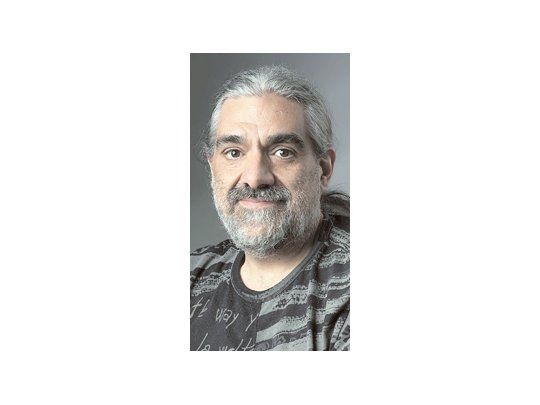 Ariel del Mastro: «Teatralizamos el Sandro público, el de los recitales. Nada de su intimidad, ni de sus últimos días en el respirador».
