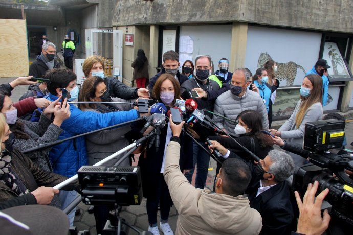Maria Eugenia Vidal, con la prensa fuera del centro de votacion.