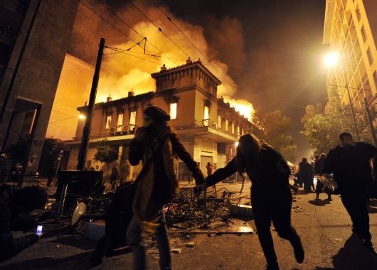 Graves incidentes en Atenas durante protesta por plan de austeridad (foto 4)